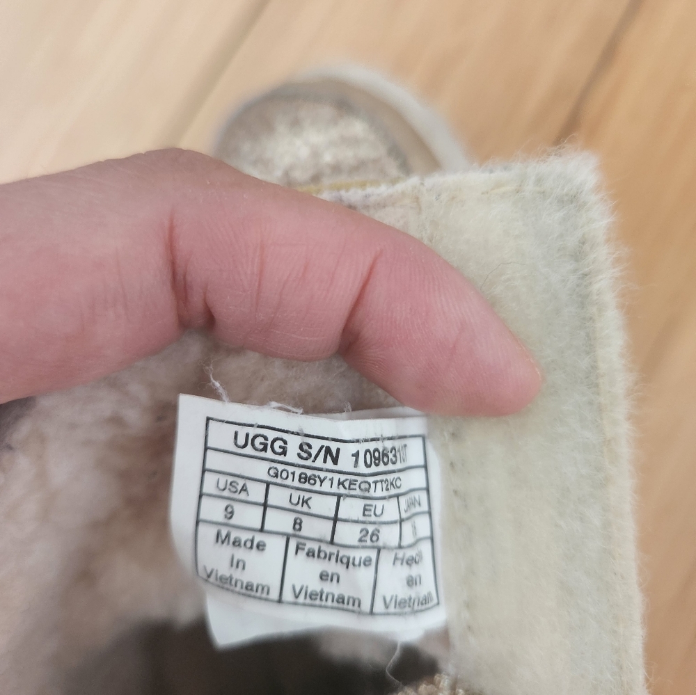 Gold glitter UGG boots - Picture 4 of 5